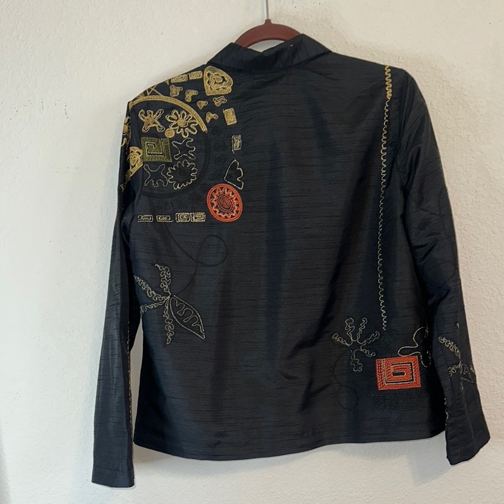 Elegant Black Blazer with Colorful Embroidery - Picture 6 of 10